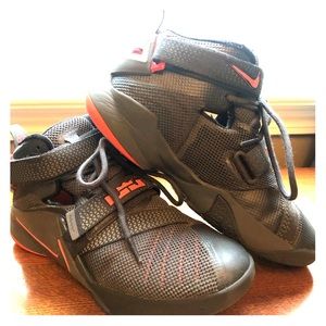 LeBron James boys shoes